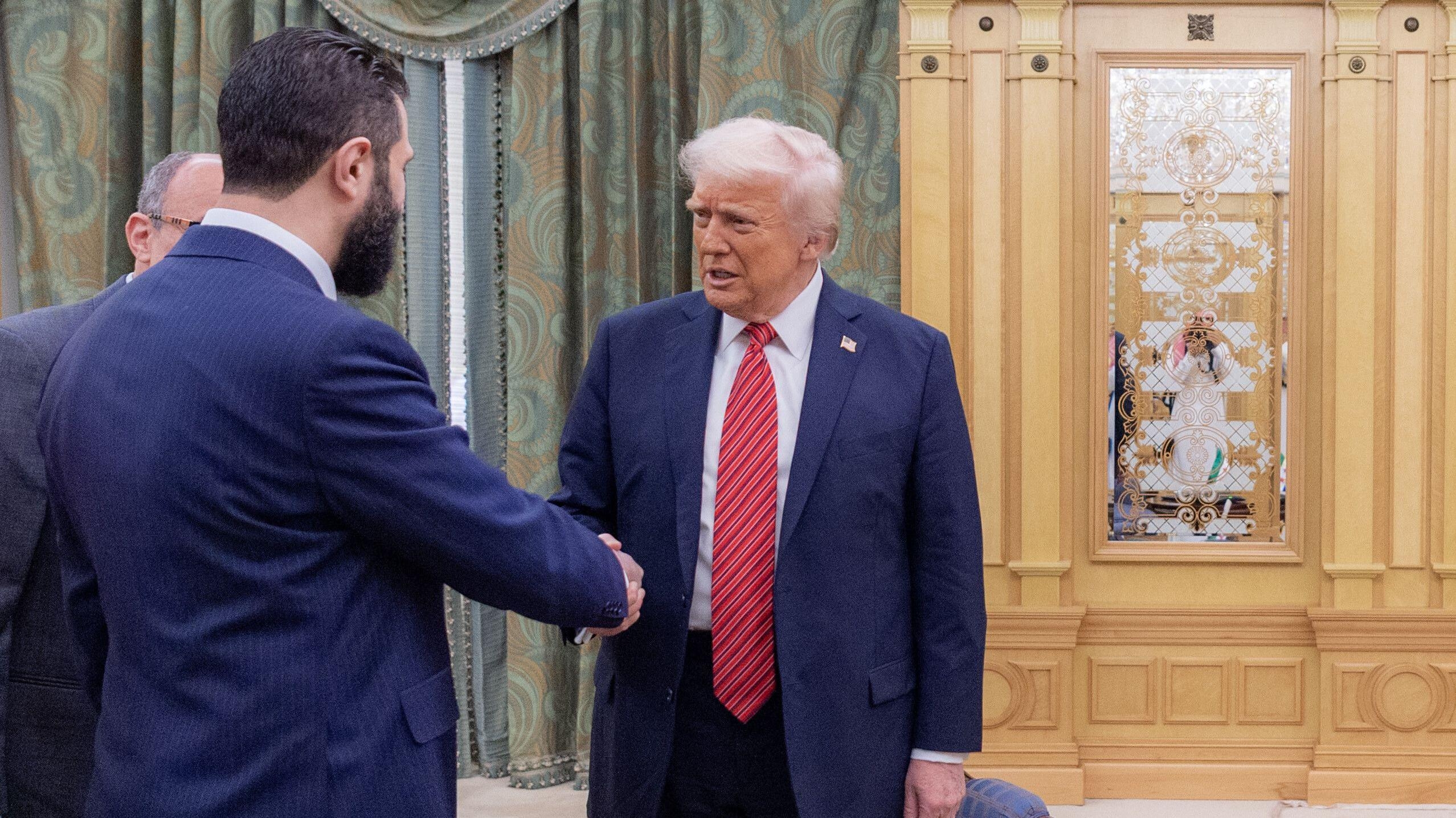 من تاتشر إلى أحمد الشرع: كيف يغيّر السياسيون صورتهم؟ ولماذا؟