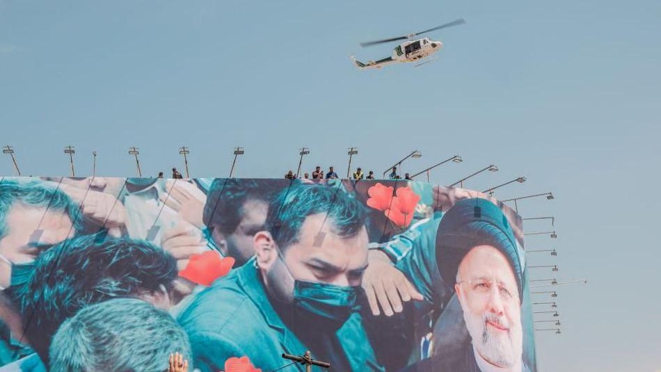 بعد مرور عام، لا تزال التساؤلات قائمة حول حادث تحطم طائرة الرئيس الإيراني