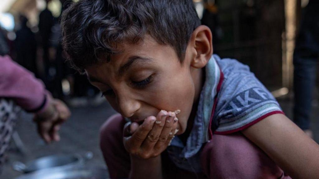 الفوضى تتفشى في غزة بينما ينتظر السكان اليائسون وصول الطعام