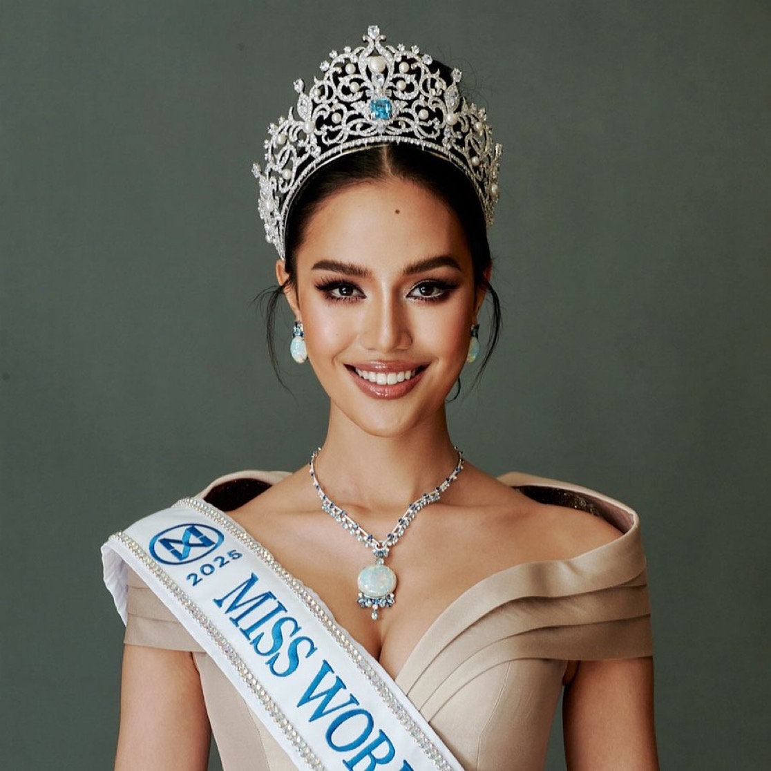 👑VIDEO: Opal Suchata from Thailand Crowned Miss World 2025 in Hyderabad! 🌍