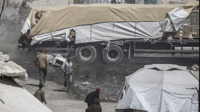 بدء تسليم المساعدات في غزة، والجيش الإسرائيلي يعتزم 'احتلال 75 في المئة من أراضي القطاع خلال شهرين' #عاجل