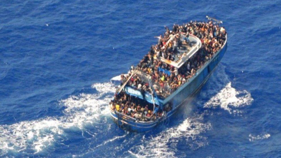 اتهامات لخفر السواحل اليوناني بشأن غرق سفينة مهاجرين عام 2023 #عاجل