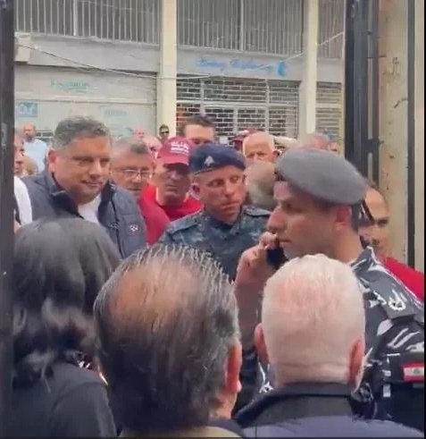 بالفيديو: منع دخول رئيس البلدية جوان حبيش إلى مركز اقتراع يشعل التوتر!