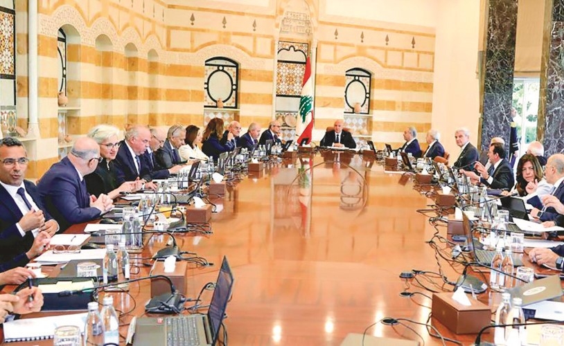 الحكومة تقرّ منحًا للعسكريين وسط تصاعد المخاوف الأمنية والصحية