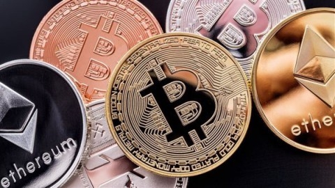 تراجع جماعي في أسواق العملات الرقمية وسط غموض سياسي واقتصادي عالمي