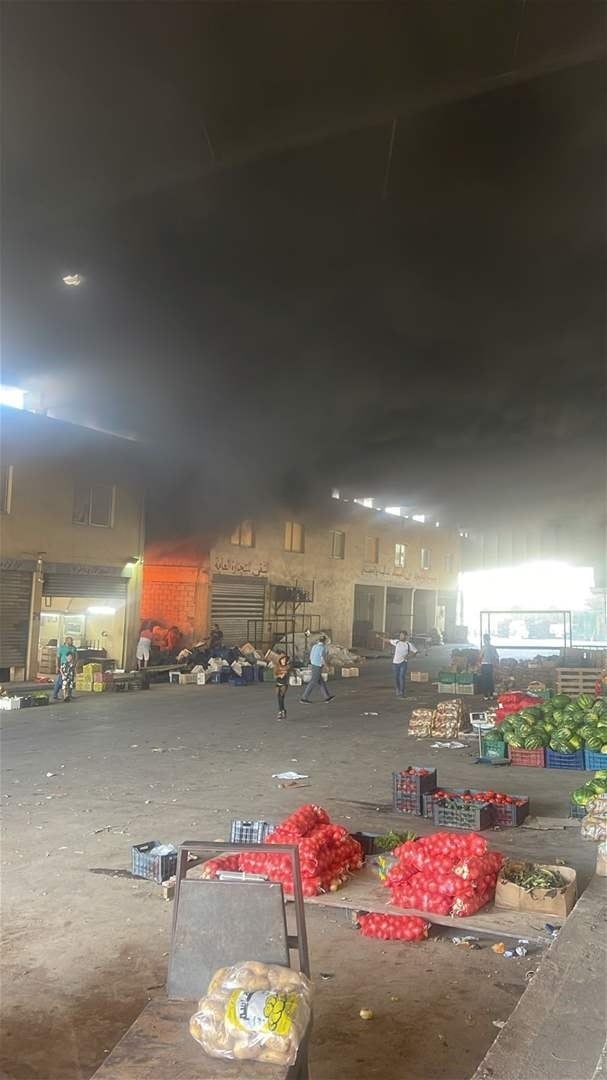 بالفيديو: حريق ضخم في مستودع بسوق الخضار في النبطية يتلف كمية كبيرة من الأقفاص