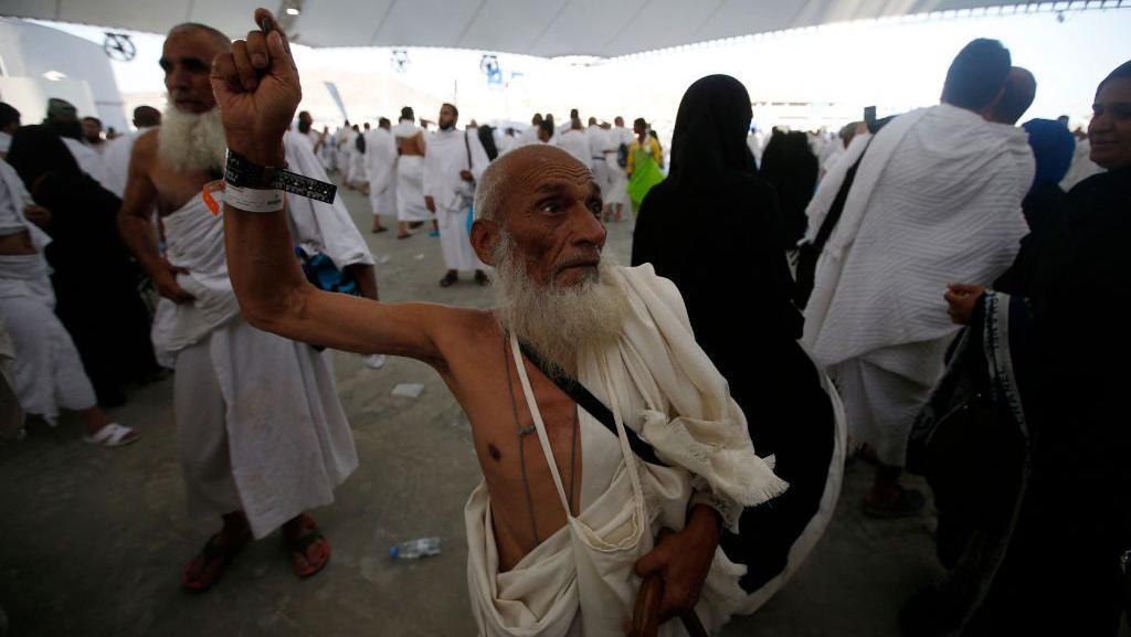 الحجاج يواصلون رمي الجمرات في أيام التشريق، والسلطات تدعو المتعجّلين للبقاء في المخيمات