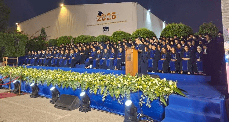 جامعة العائلة المقدسة في البترون تحتفل بتخريج دفعة 2025: التزام بالقيم والمهنية