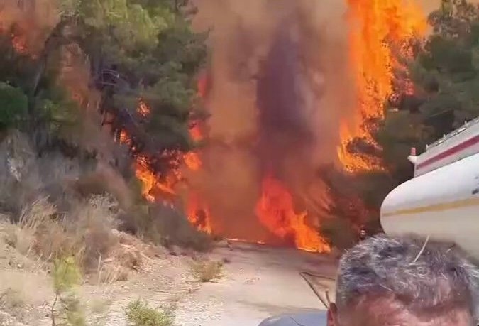 بالفيديو: حريق ضخم يجتاح ريف اللاذقية