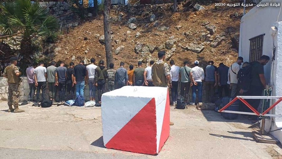 ضبط 20 سورياً في البترون.. الجيش يوقف مطلوبين في بعلبك والشويفات (صور)