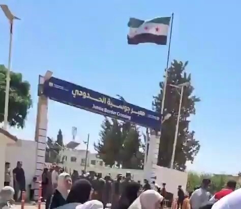 بالفيديو.. غضب على الحدود: أهالي معتقلي رومية السوريين يقطعون الطرق