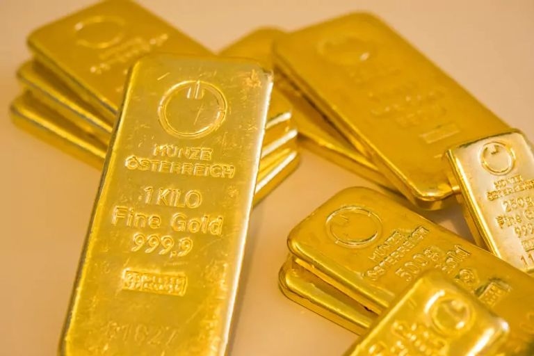 سعر الذهب اليوم الخميس يتراجع بسبب قوة الدولار وتصريحات ترامب بشأن باول