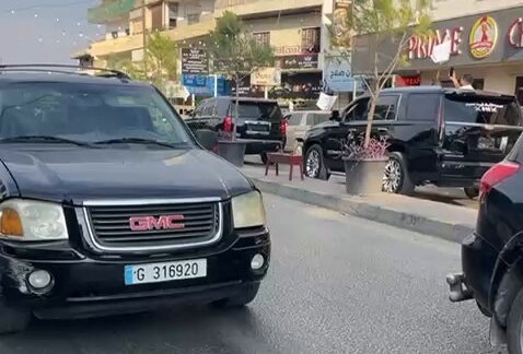 بالفيديو: سيارات للسوريين في سعدنايل باتجاه زحلة حملت أعلام 'لا اله الا الـله'