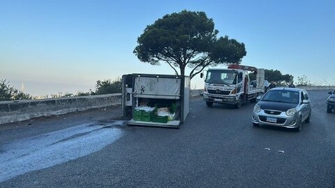 جريحان نتيجة انقلاب بيك آب على طريق عاريا