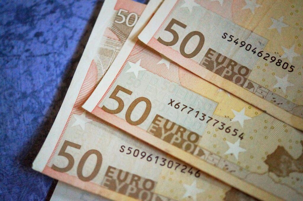 سعر اليورو اليوم الأحد 11-5-2025 أمام الجنيه فى بعض البنوك