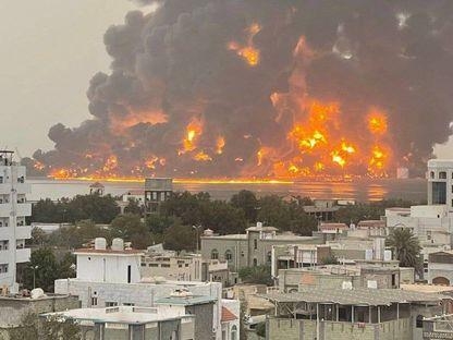 إعلام الاحتلال: البحرية الإسرائيلية تقصف لأول مرة ميناء الحديدة باليمن