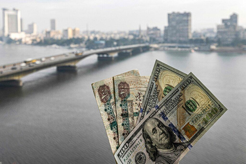 الدولار يتراجع لأقل من 50 جنيها للشراء في بعض البنوك اليوم