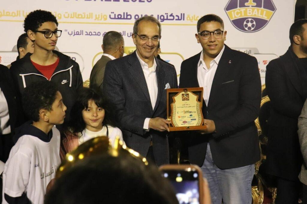 وزير الاتصالات يُتوّج فريق المصرية للاتصالات بكأس بطولة ICTBALL