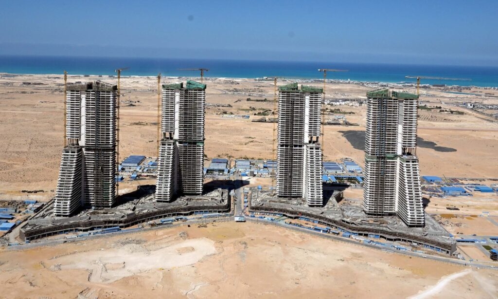 « خلال جولته في العلمين الجديدة» .. رئيس الوزراء يتفقد مشروع أبراج «الداون تاون»