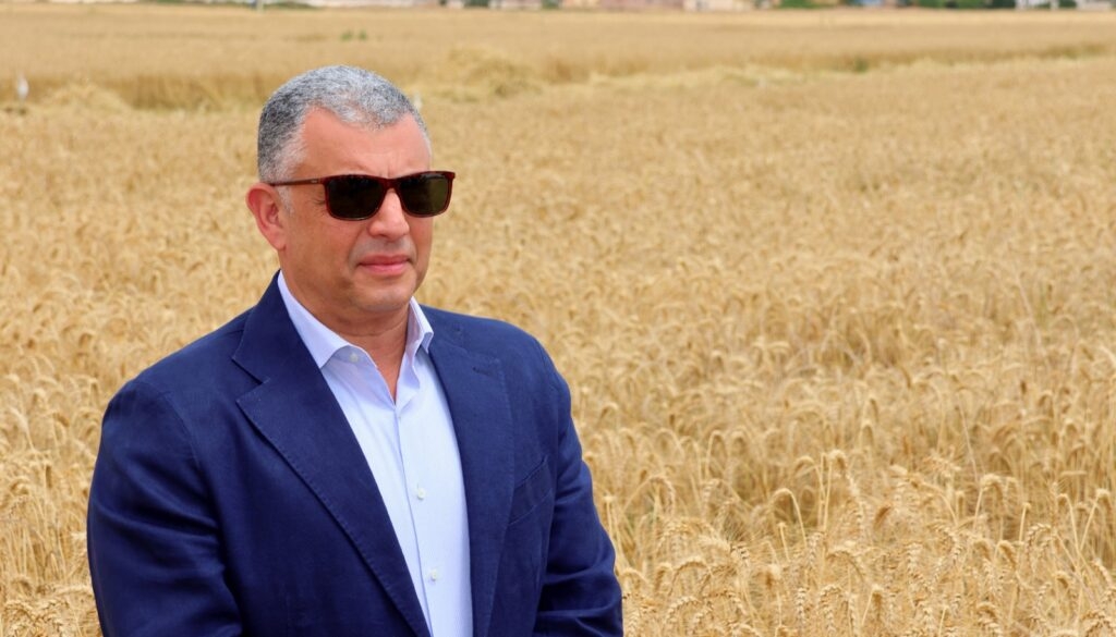 محافظ الإسماعيلية يشهد الاحتفال بيوم حصاد محصول القمح بفايد