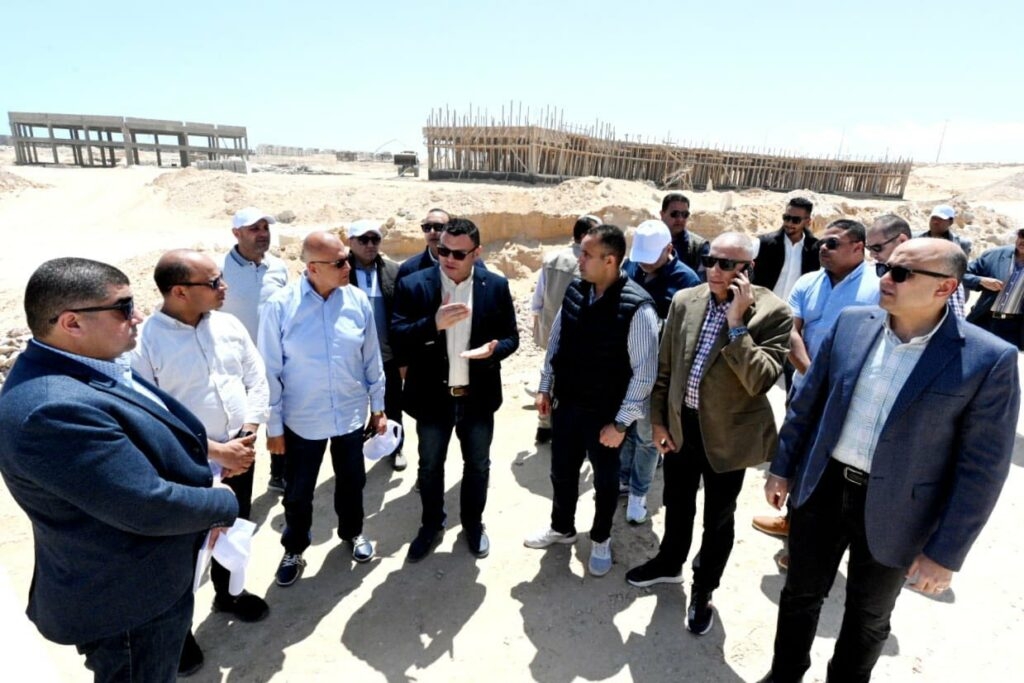 وزير الإسكان يتفقد أعمال طريق الازدواج وإنشاء سور منطقة الشانزلزيه بمارينا