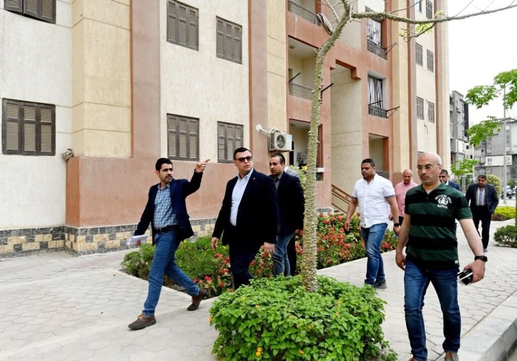 وزير الإسكان يتفقد مشروعات «فالي تاورز إيست» و«النزهة» و«ديارنا» بالعبور الجديدة