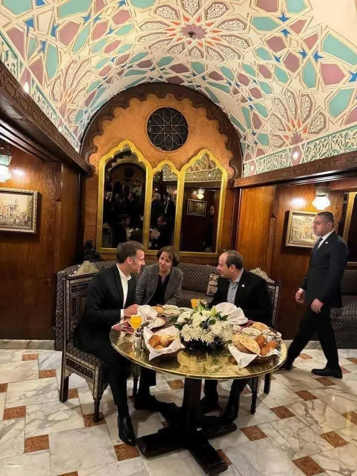 منظم استقبال الرئيس الفرنسي في مطعم خان الخليلي : ماكرون عجبه المشويات وبابا غنوج وقدمنا له شاي بالنعناع