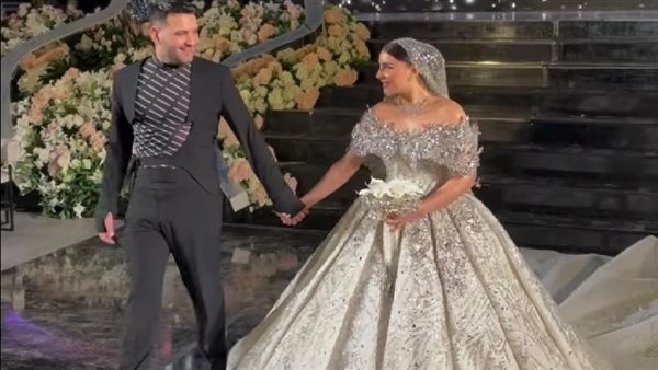 مسلم يحتفل بحفل زفافه بحضور نجوم الفن ويفرض شروطا صارمة