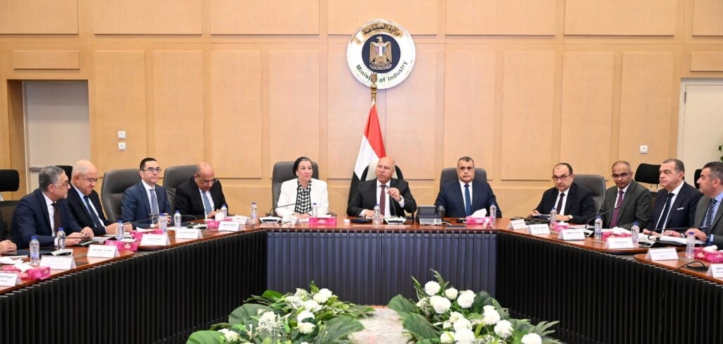 «الوزير»: تكليف المجموعة الوزارية للتنمية الصناعية بدراسة طلبات إقامة مناطق حرة خاصة أو استصدار موافقات ذهبية