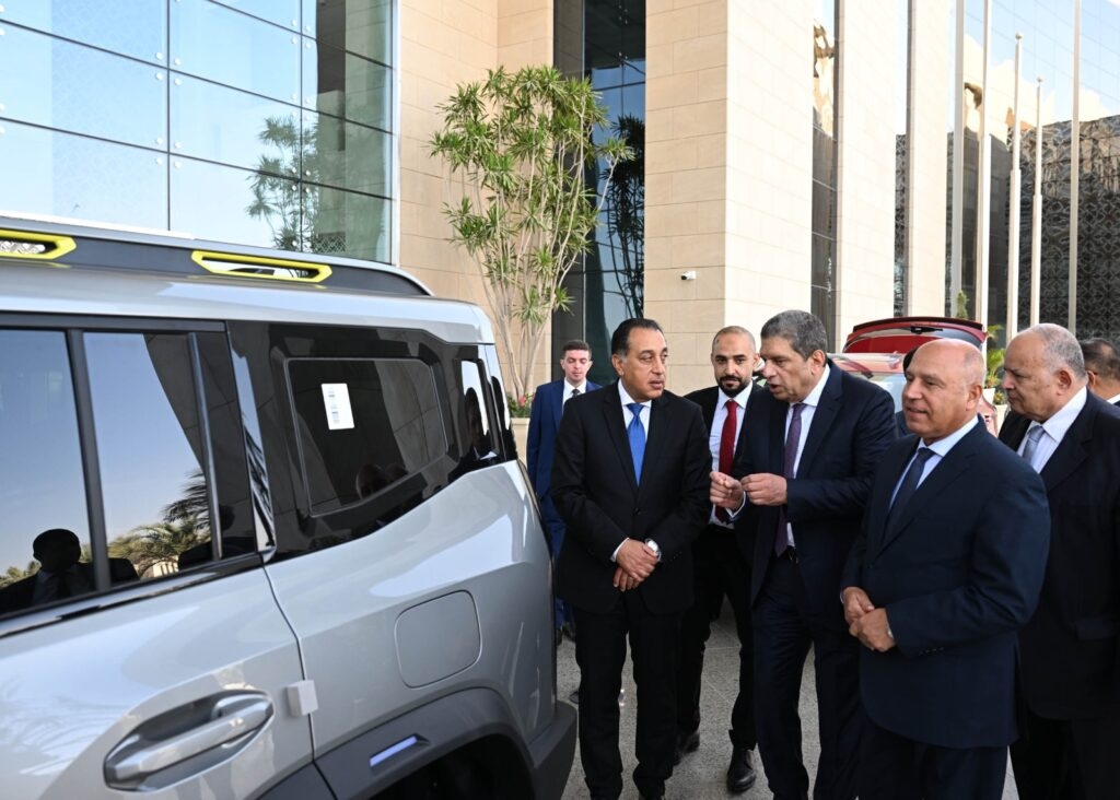 رئيس الوزراء يشاهد أول سيارة من طراز جيتور X70plus التي تم تدشينها اليوم وجيتور T2 (صور)