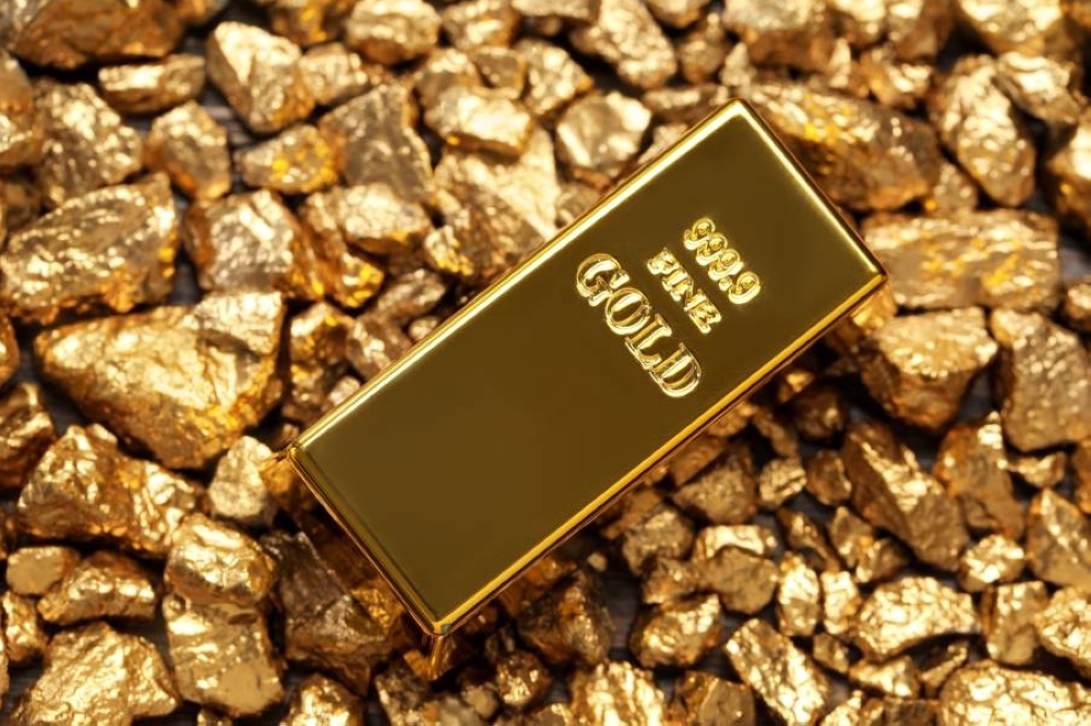 سعر الذهب يتراجع عالميا مع ارتفاع الدولار وآمال إنهاء الصراع بين روسيا وأوكرانيا