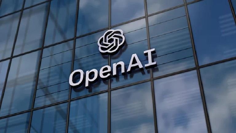 رئيس OpenAI يستعين بمصمم شهير لتطوير جهاز ذكاء اصطناعي بقدرات فائقة