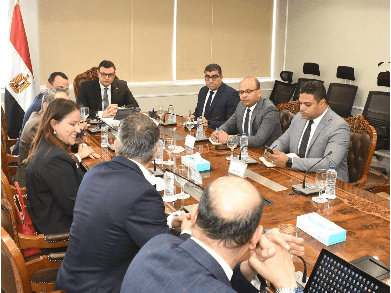 وزير الإسكان يلتقي ممثل شركة The Bench العالمية لبحث التعاون المشترك
