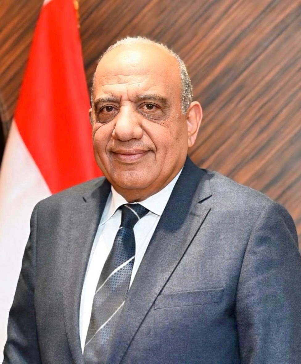 وزير الكهرباء يغادر إلى فرنسا لبحث التعاون فى مجالات بينها الطاقة النظيفة