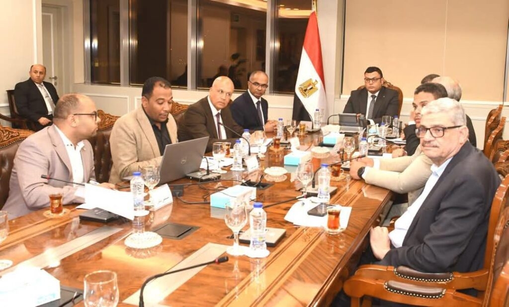 وزير الإسكان يتابع منظومة مياه الشرب بمدن شرق وغرب القاهرة