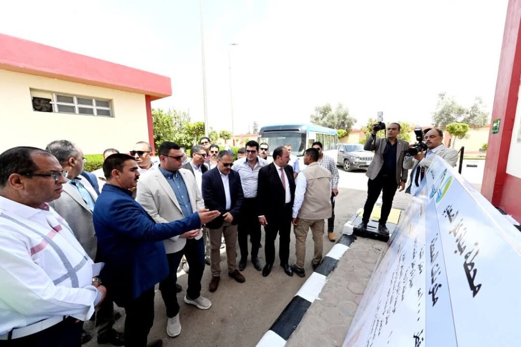 وزير الإسكان ومحافظ الشرقية يتفقدان محطة تنقية مياه الشرب بكفر الصعيدى