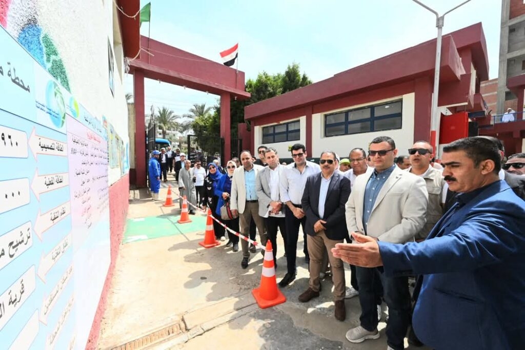 وزير الإسكان ومحافظ الشرقية يتفقدان محطة تنقية مياه شرب العزيزية