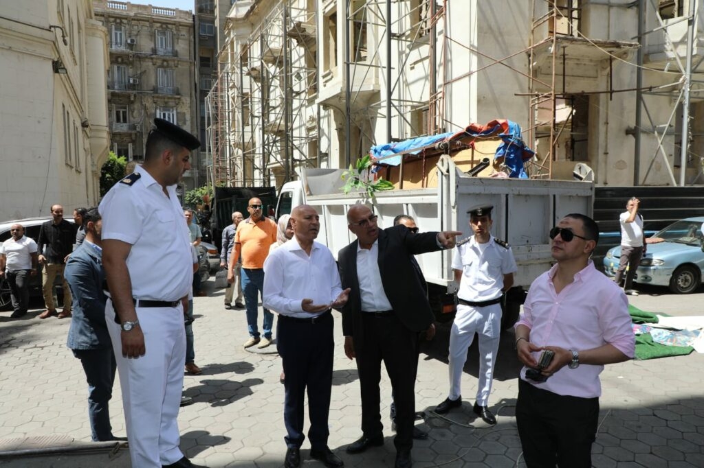 محافظ القاهرة يقود حملة مفاجئة لرفع الإشغالات وغلق المقاهي المخالفة بمنطقة طلعت حرب