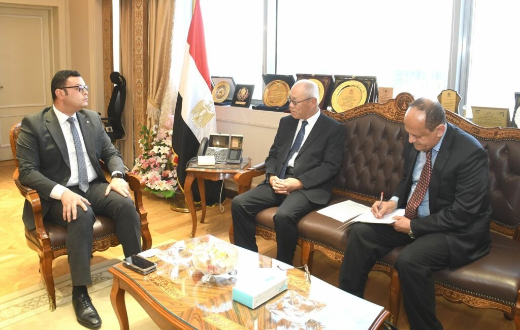 وزير الإسكان يستقبل السفير الياباني بالقاهرة لبحث سبل تعزيز التعاون المشترك بين البلدين