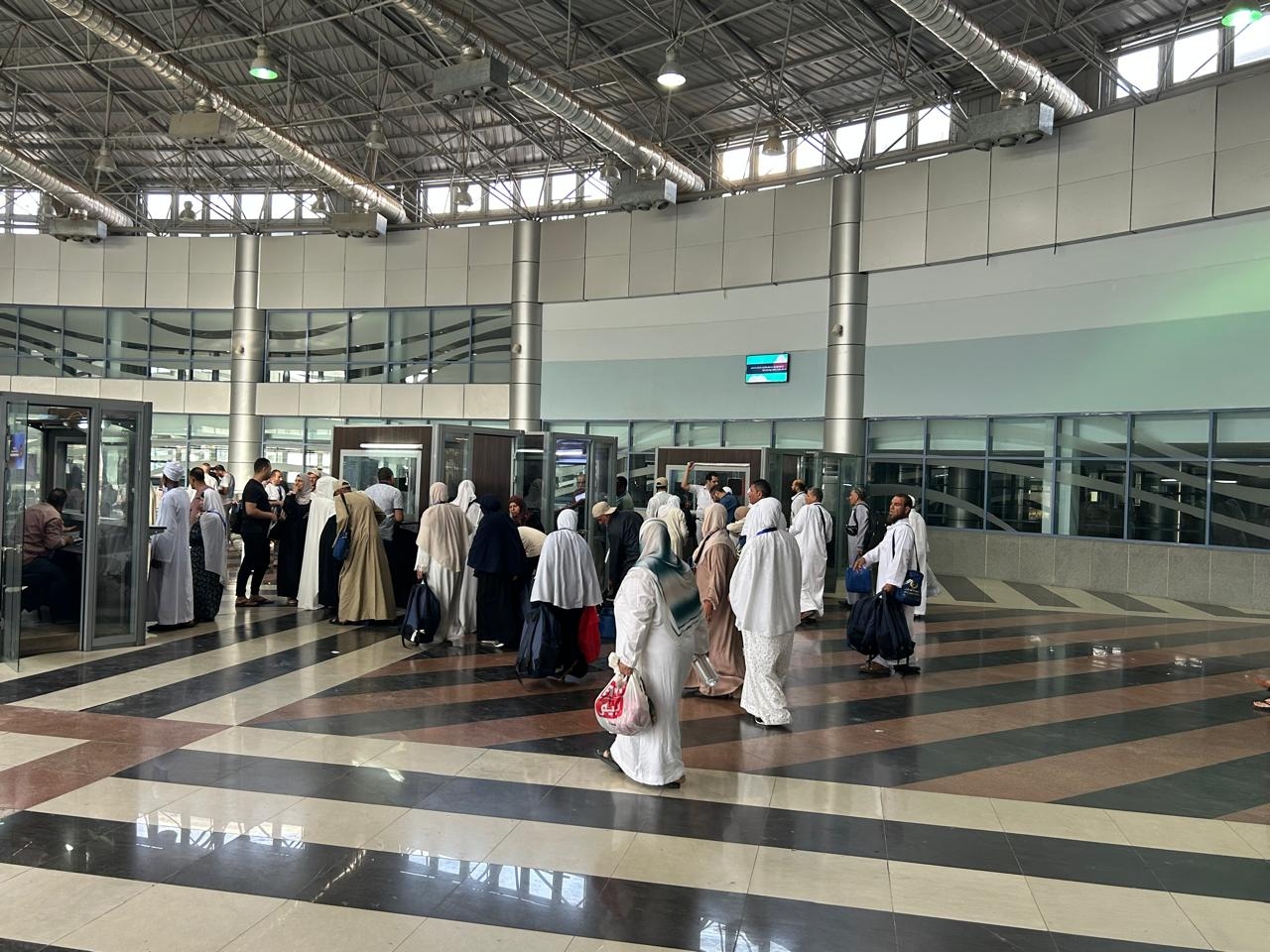 ميناء نويبع يواصل تفويج حجاج البر.. مغادرة الفوج الخامس بإجمالى 2037 حاجًا