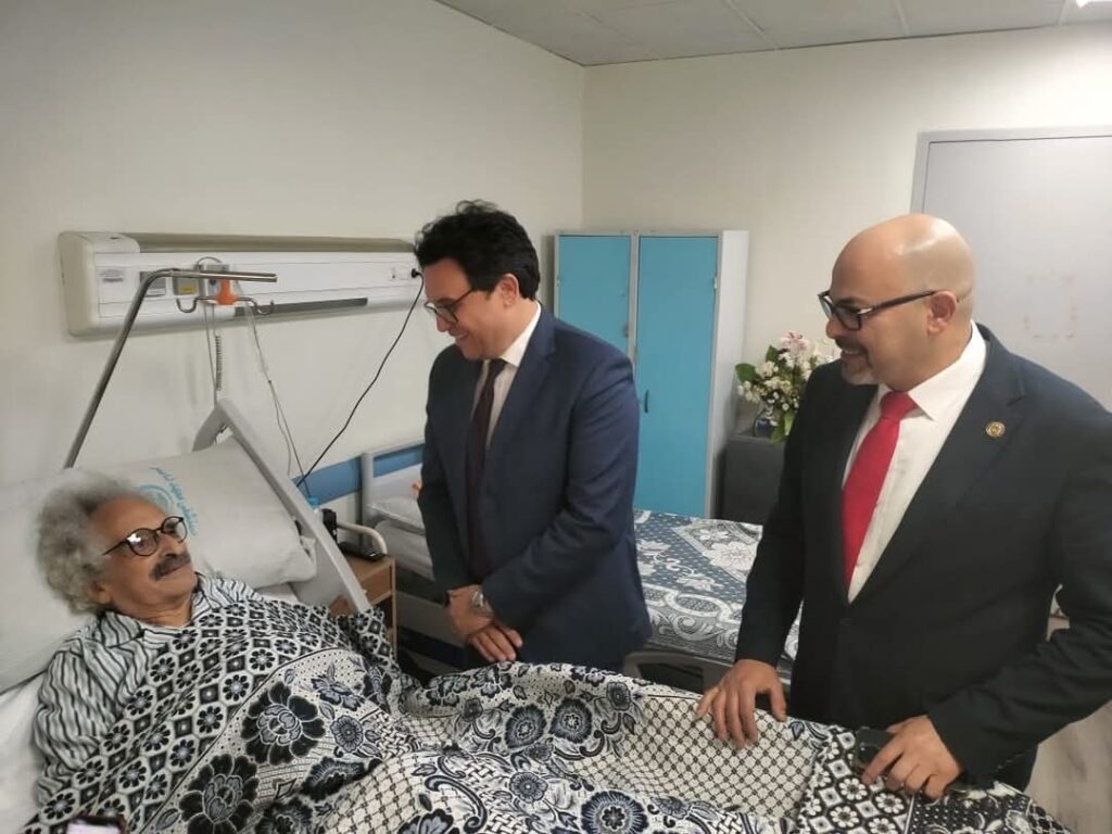 وزير الثقافة يزور الكاتب الكبير صنع الله إبراهيم بعد خضوعه لجراحة أمس