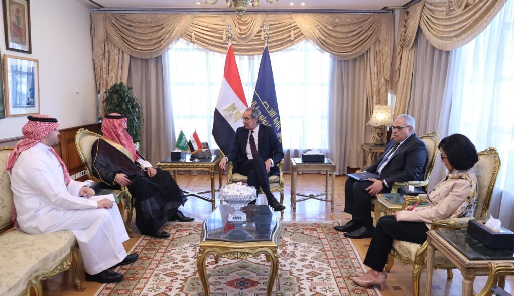 طلعت يدعو السفير السعودي إلى زيارة جهات تابعة لوزارة الاتصالات للتعرف على أنشطتها