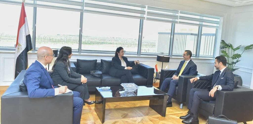وزير الاستثمار يلتقي مسؤولي شركة AXA العالمية ويؤكد جاذبية السوق المصرية