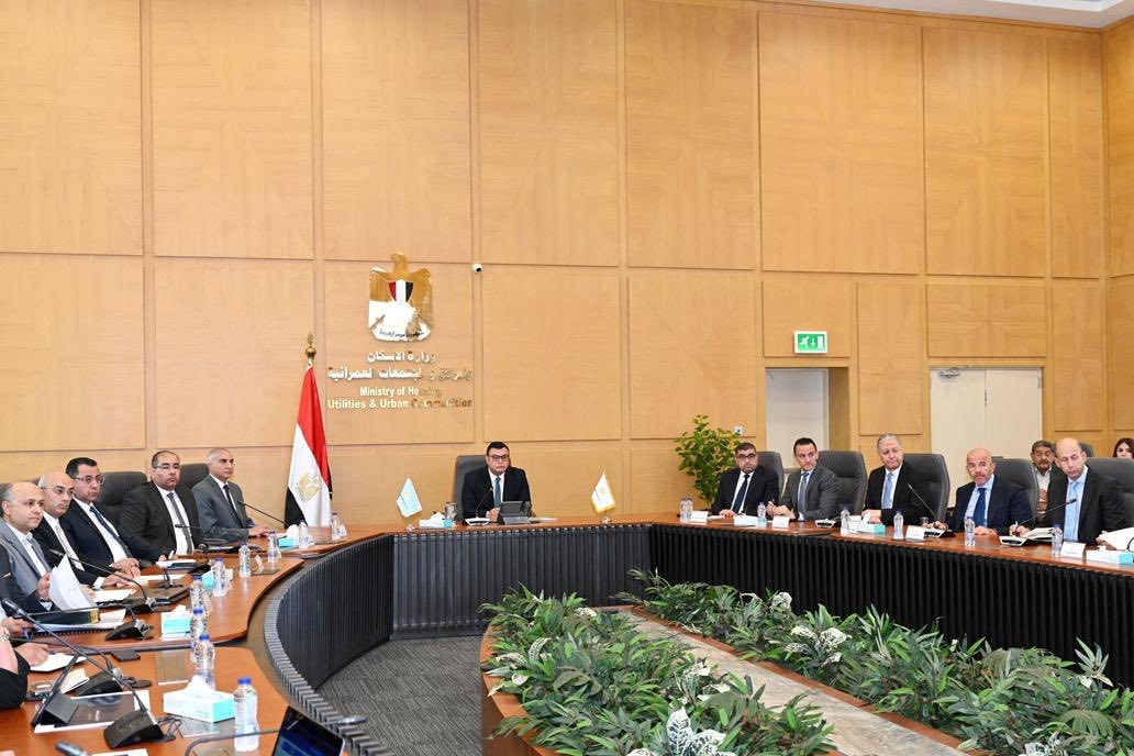 وزير الإسكان يتابع موقف مشروعات منطقة الأعمال المركزية بالعاصمة الإدارية الجديدة
