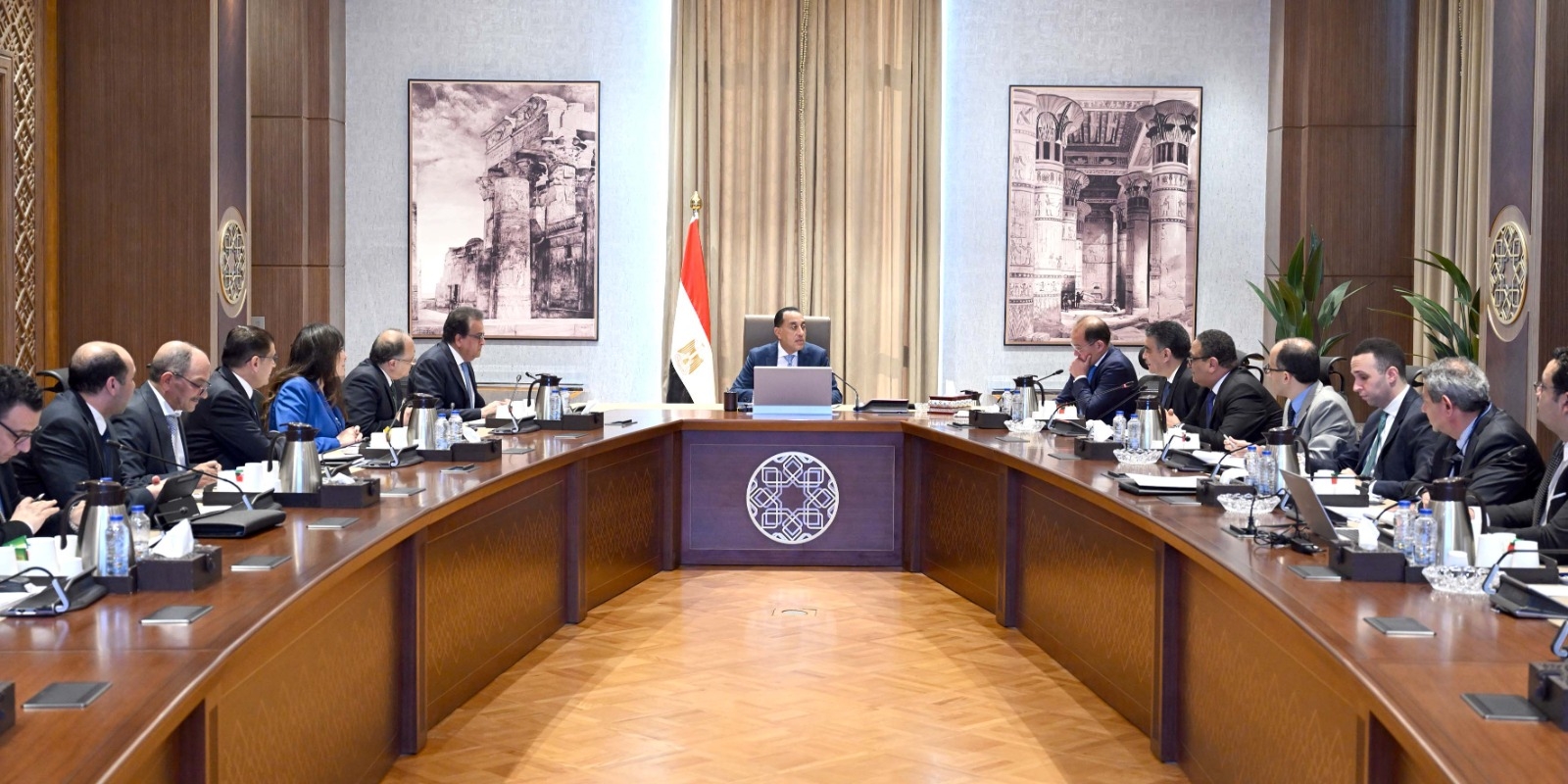 مدبولي يتابع موقف توفير الأدوية والمُستلزمات الطبية وتوطين الصناعة بالتعاون مع كيانات عالمية