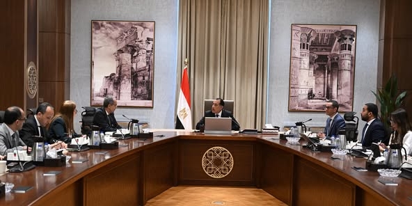 رئيس الوزراء يستعرض خطوات تنفيذ برنامج الطروحات الحكومية بقطاع الاتصالات