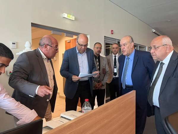وزير الطيران يتفقد عدة مرافق تشغيلية حيوية.. و«إيركايرو» ترجئ رحلاتها لعمان