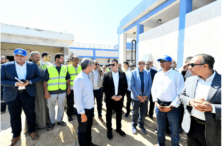 وزير الإسكان ومحافظ المنيا يتفقدان محطة مياه شرب صفانية ومحطة معالجة صرف صحي بلهاسة