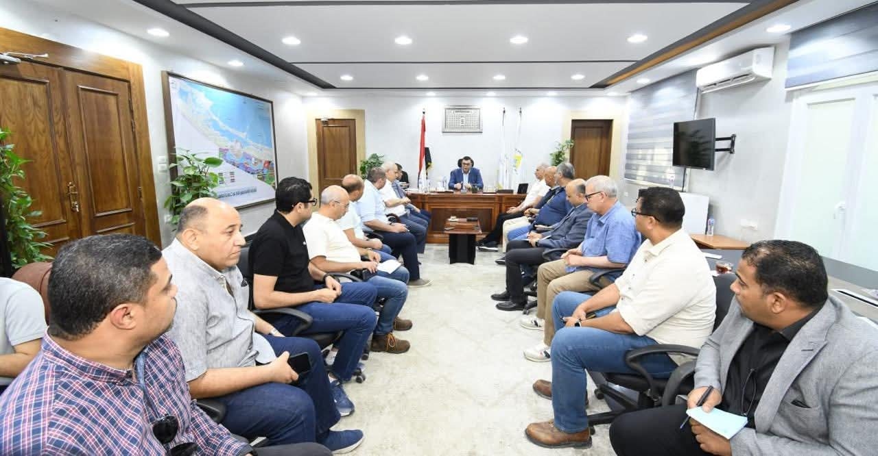 وزير الإسكان يتابع مشروعات مركز مارينا العلمين السياحي