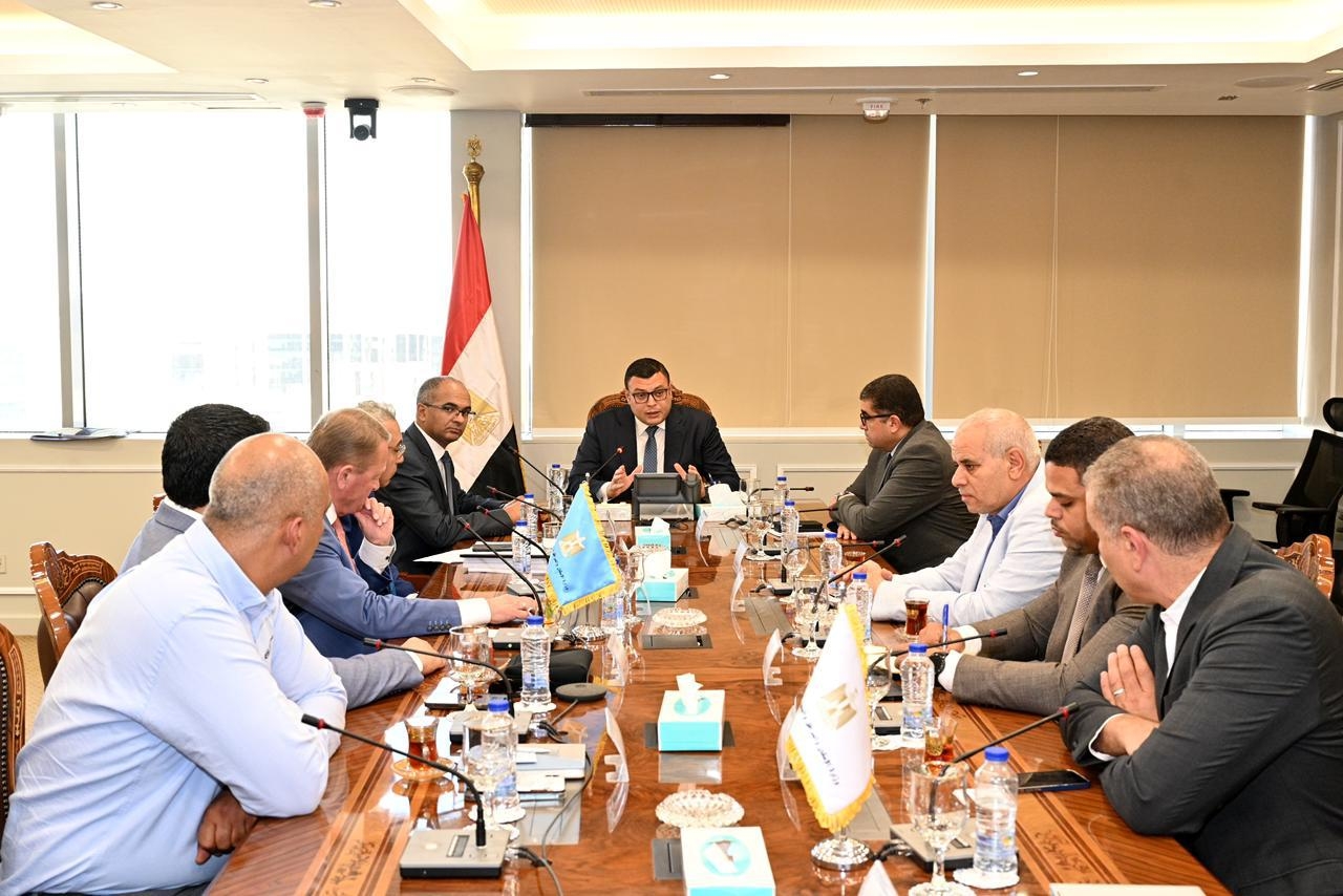 وزير الإسكان يستقبل مسؤولي شركة عالمية في صناعة الزجاج لبحث التعاون